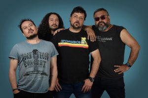 Domot detras del agua