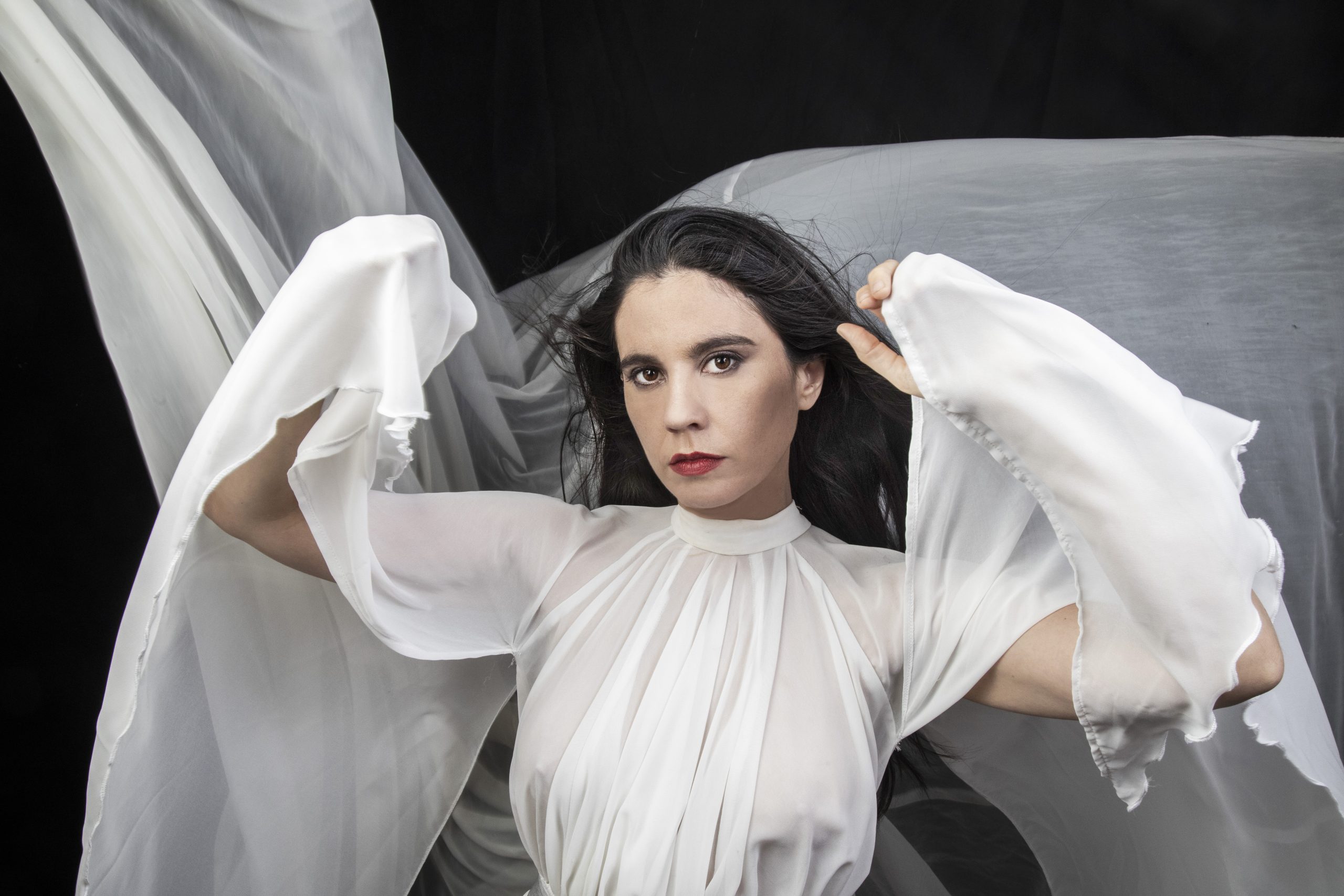 JAVIERA MENA LANZA SU NUEVO DISCO “INMERSIÓN” EN VINILO