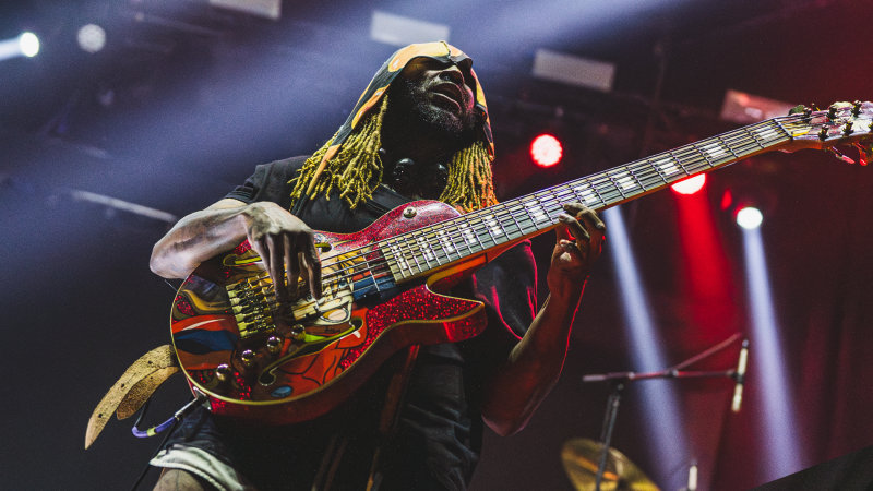 REVIEW CONCIERTO | Thundercat: virtuosismo, homenajes emotivos y una deuda saldada