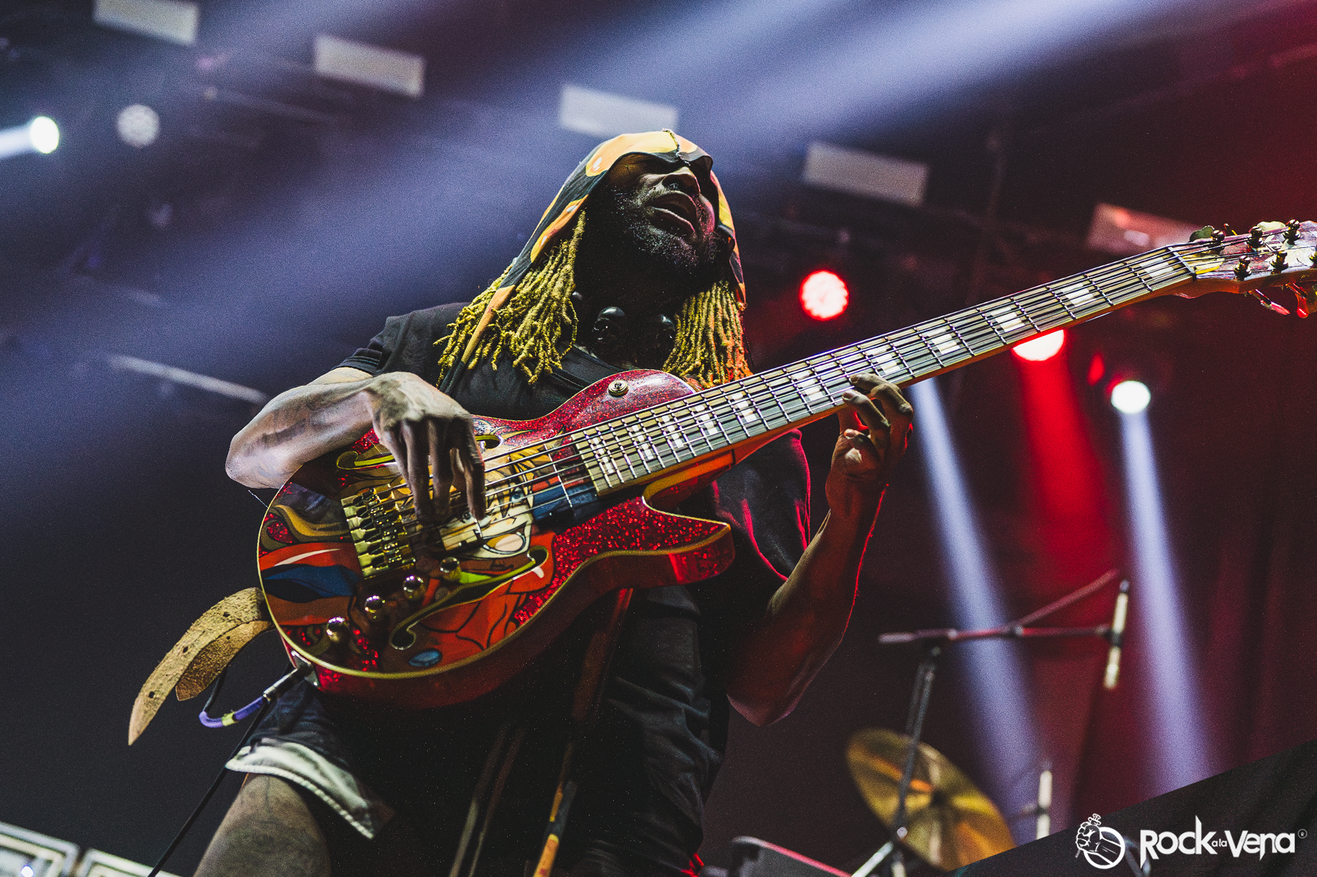 REVIEW CONCIERTO | Thundercat: virtuosismo, homenajes emotivos y una deuda saldada