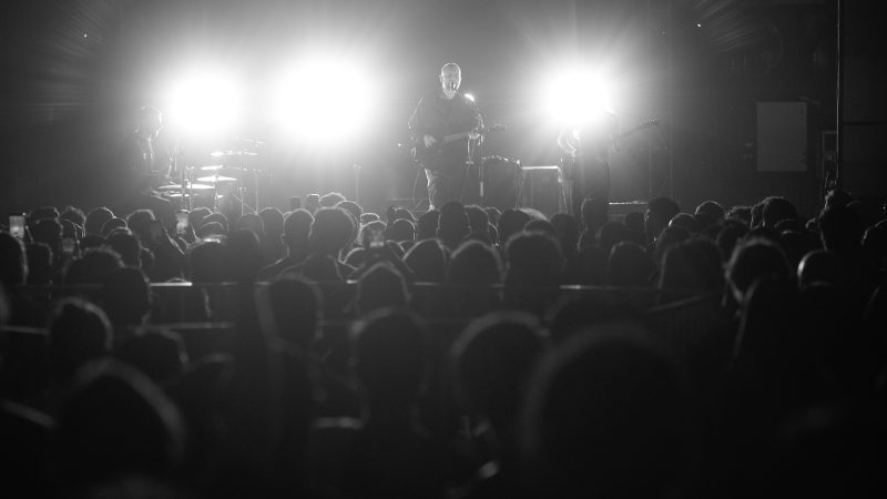 REVIEW CONCIERTO | Motorama en Chile: La Niebla Hipnótica que Abrazó el Calor de Santiago